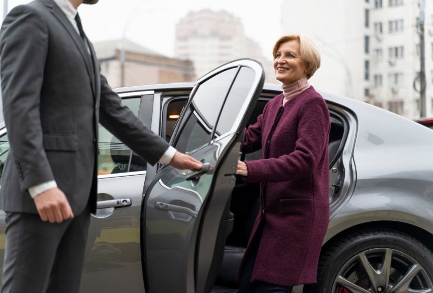 Professional airport transfer Silverstone to Gatwick