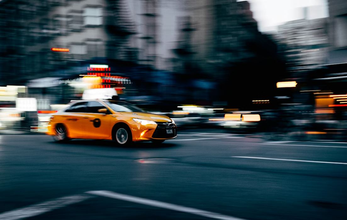 Milton Keynes to Gatwick taxi