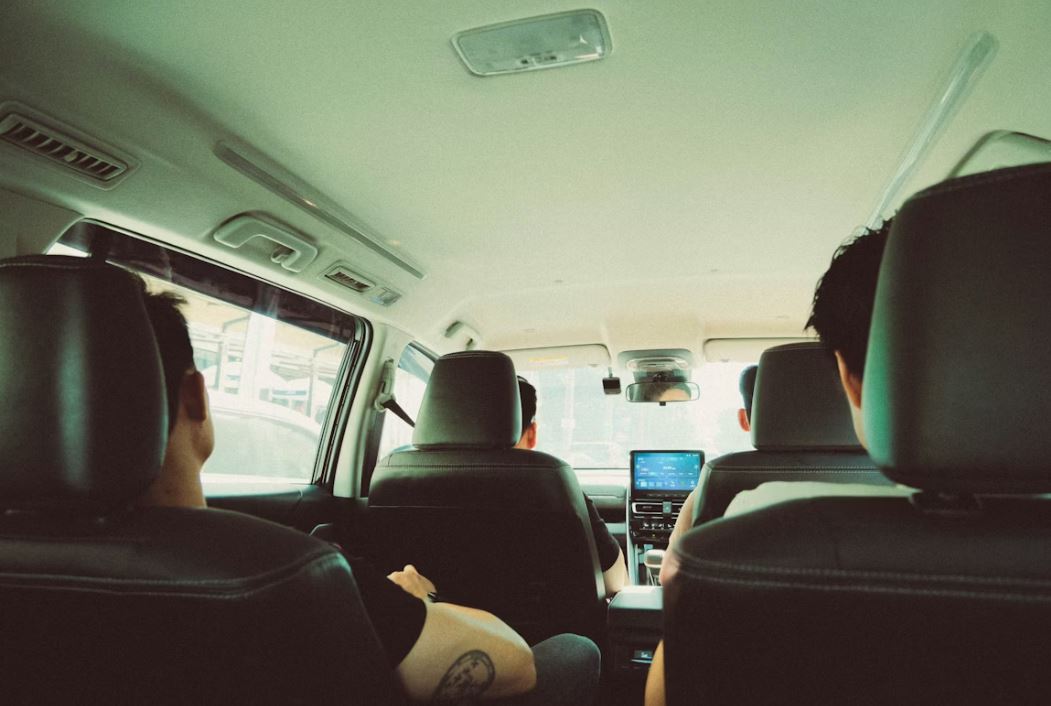 Taxi transfer Milton Keynes to Luton Airport